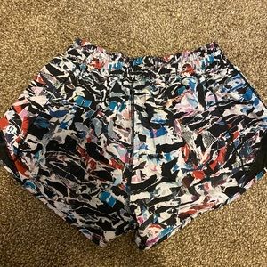 Lululemon hotty hot shorts 2.5”